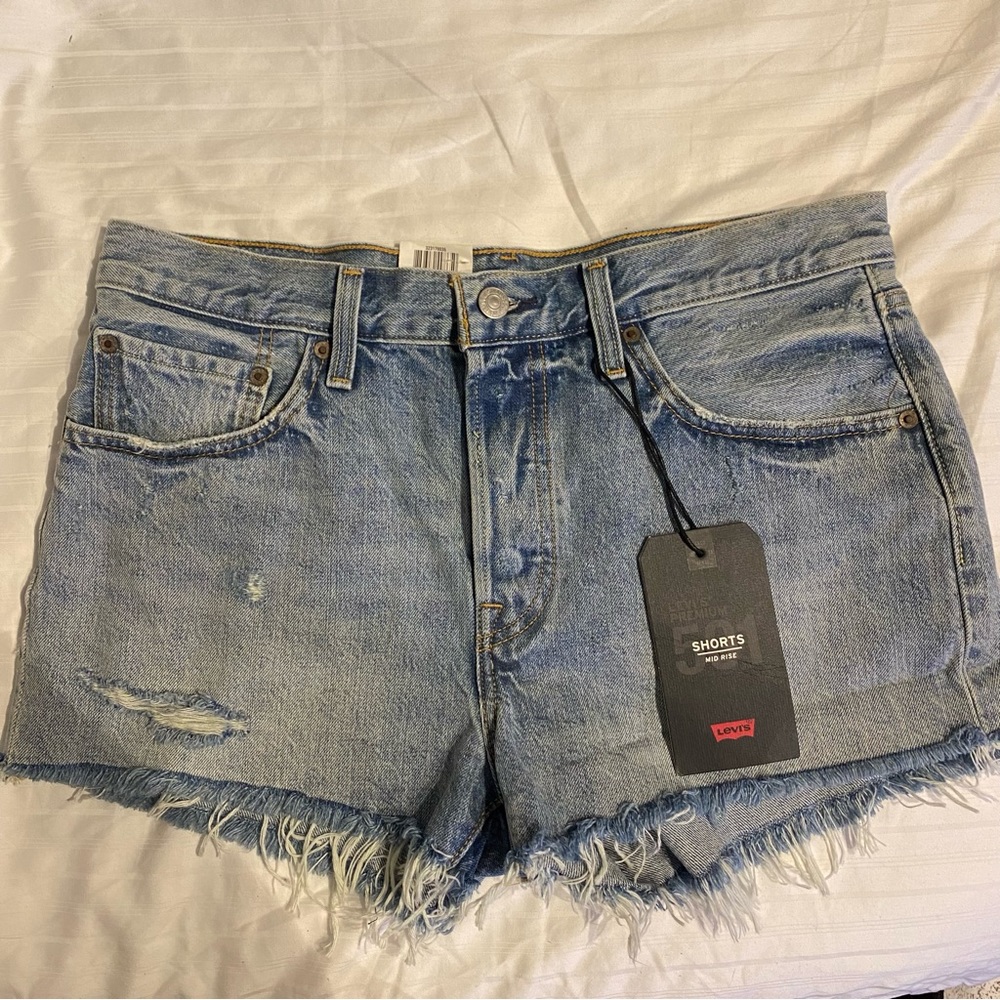 NWT Levi’s 501 mid rise shorts (size 30)